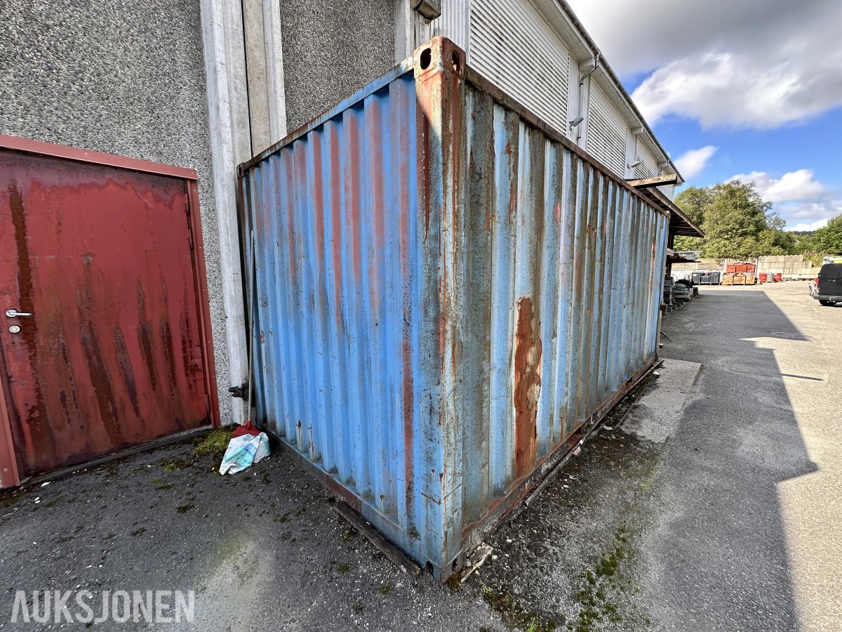 20 fots lagercontainer med hyller og elektrisk opplegg