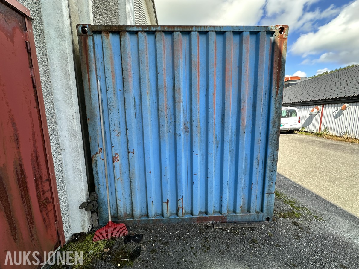 20 fots lagercontainer med hyller og elektrisk opplegg