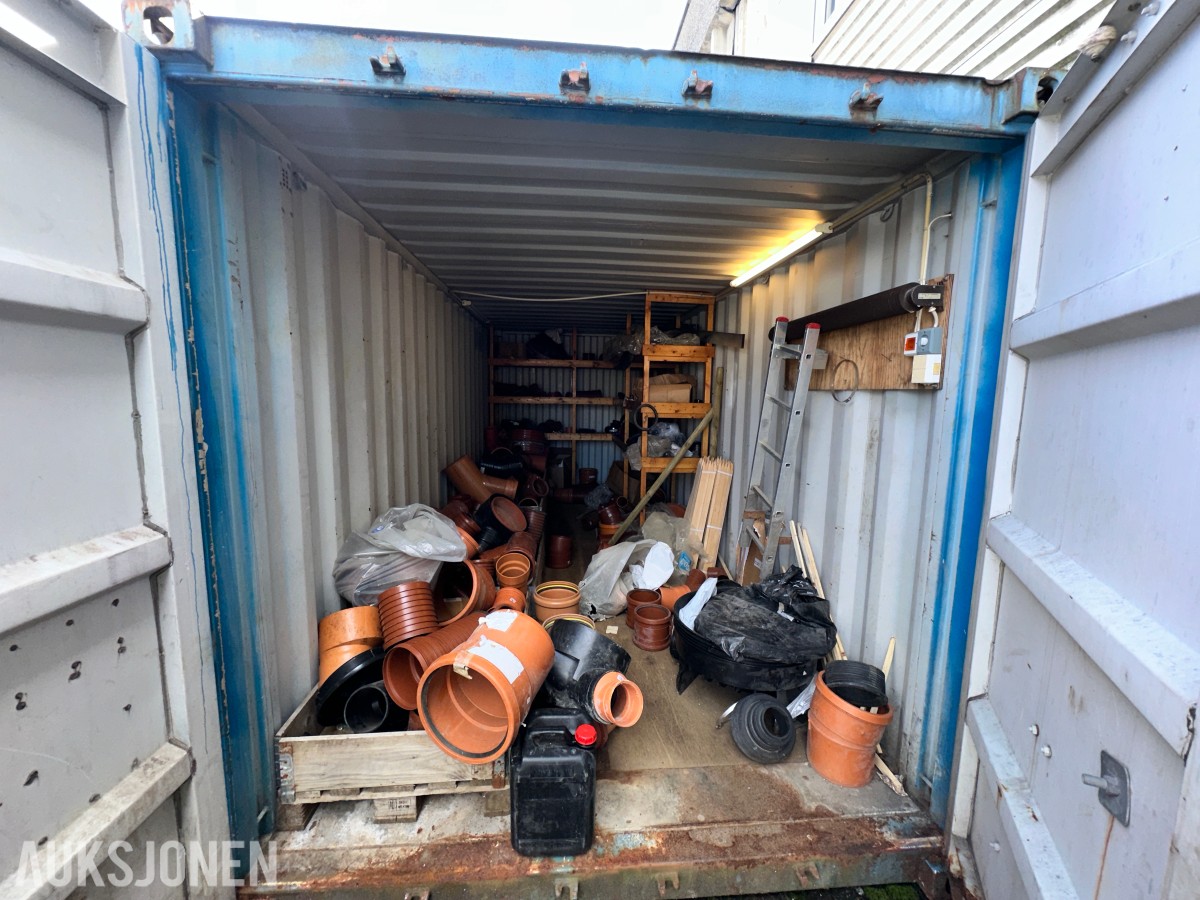 20 fots lagercontainer med hyller og elektrisk opplegg