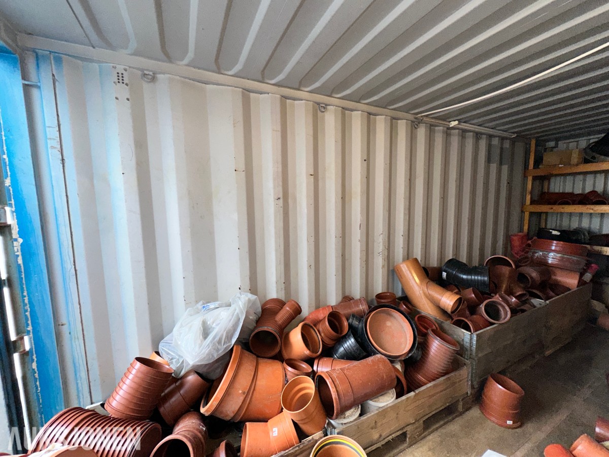 20 fots lagercontainer med hyller og elektrisk opplegg