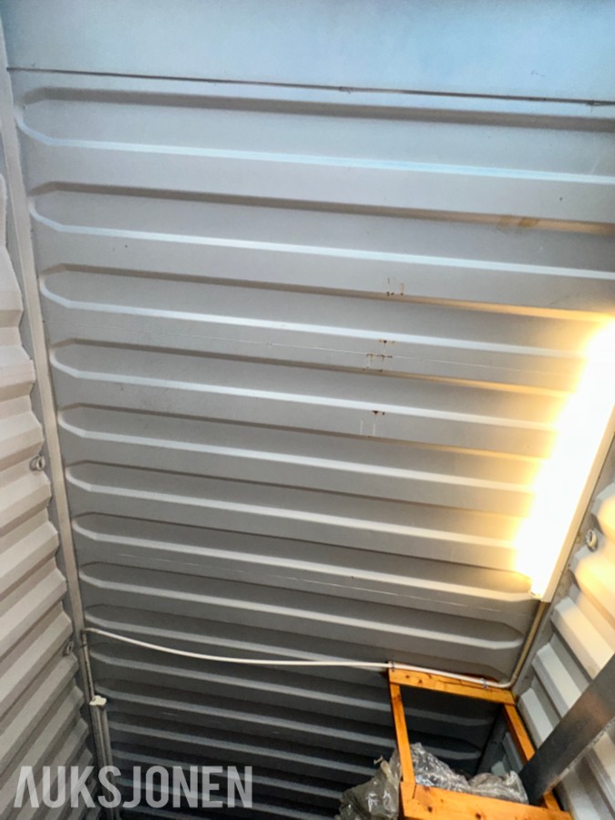 20 fots lagercontainer med hyller og elektrisk opplegg