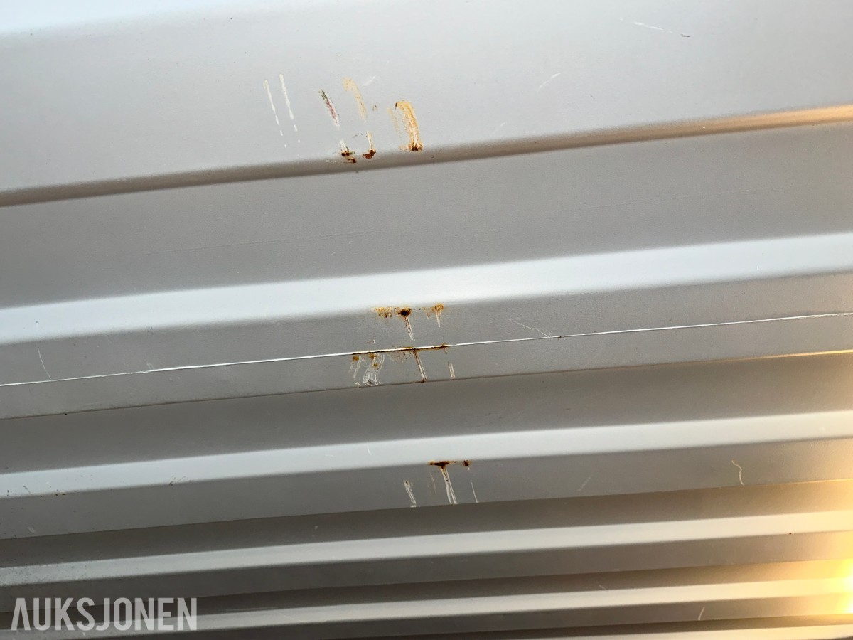 20 fots lagercontainer med hyller og elektrisk opplegg