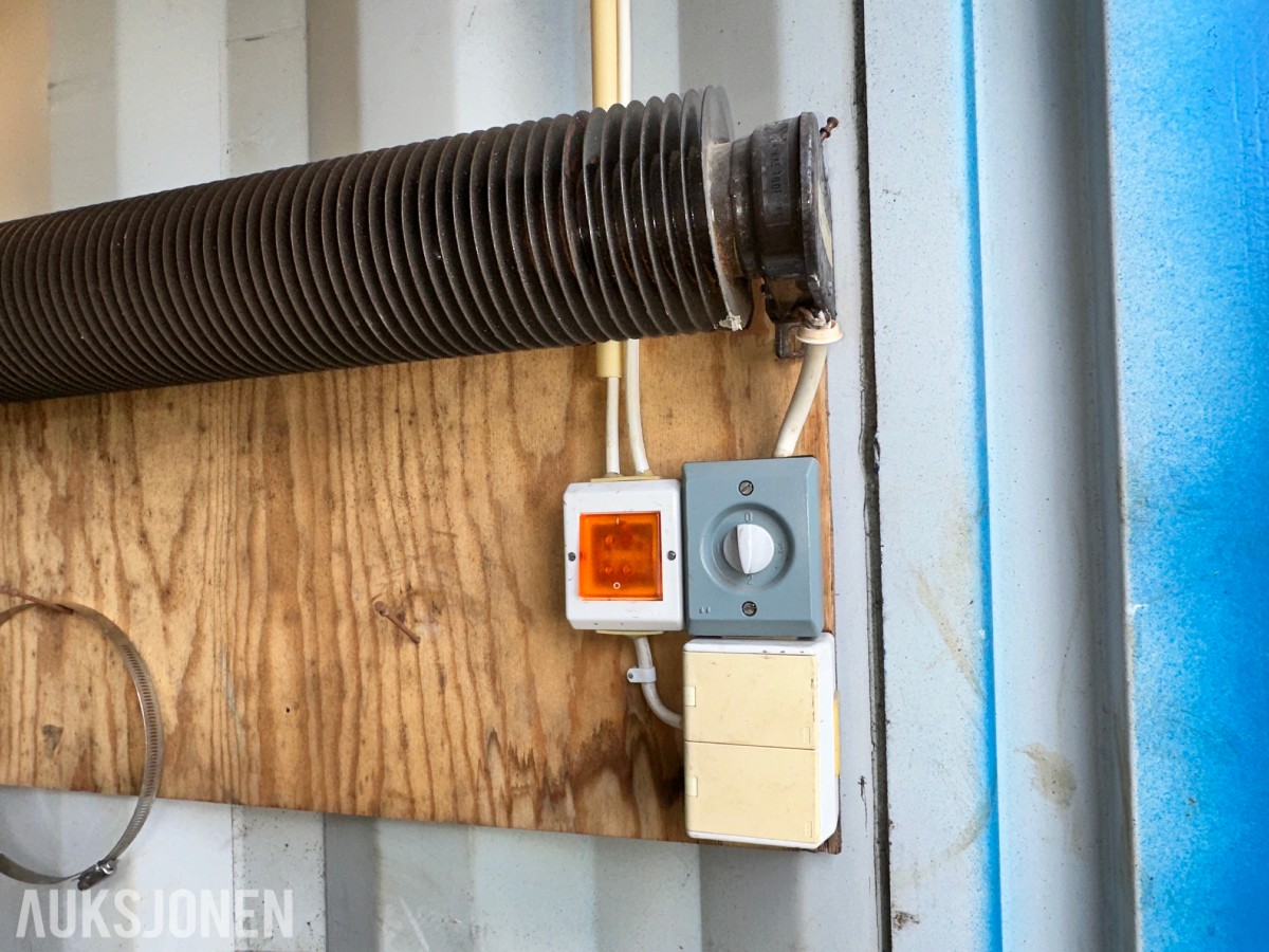 20 fots lagercontainer med hyller og elektrisk opplegg