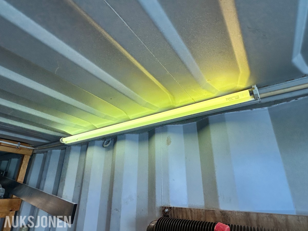 20 fots lagercontainer med hyller og elektrisk opplegg