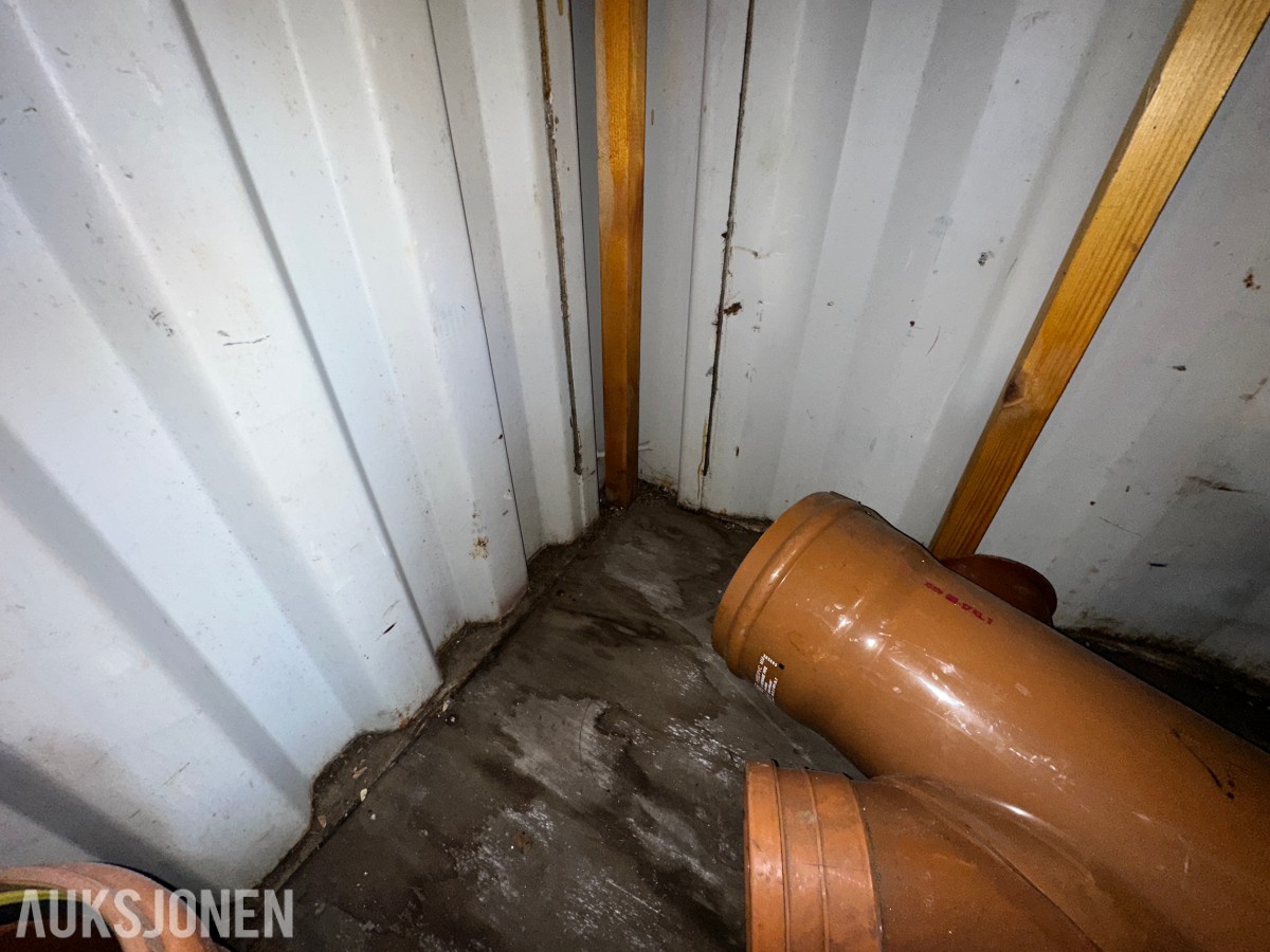 20 fots lagercontainer med hyller og elektrisk opplegg