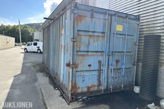 20 fots lagercontainer med hyller og elektrisk opplegg
