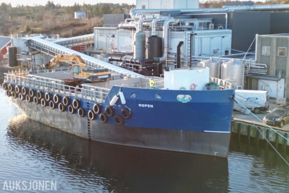 2020 Fosen Yard stål-lekter m/ 2 x 400 m³ lasterom og Hyundai 260LC gravmaskin 