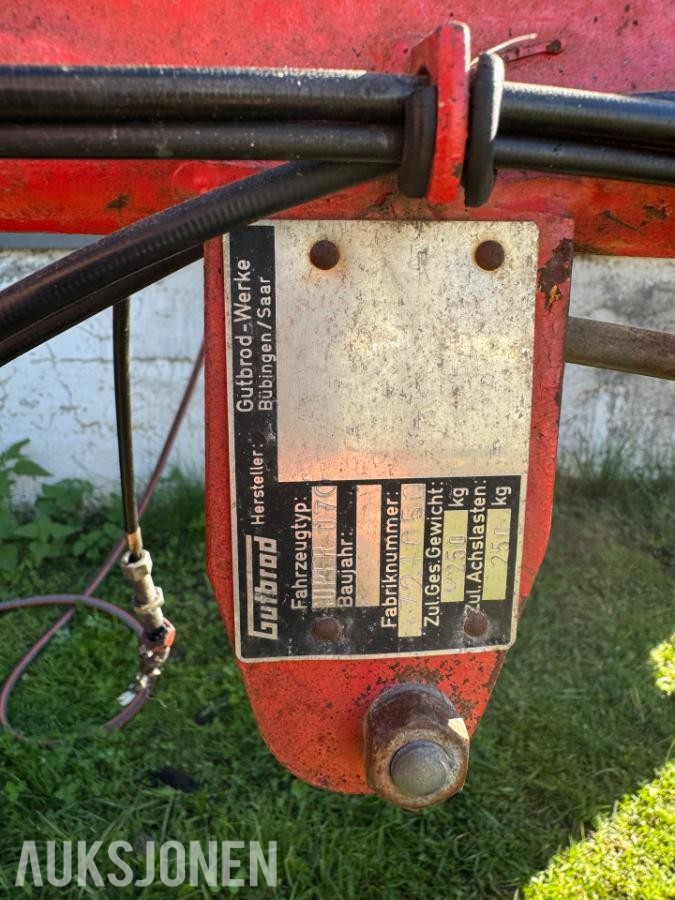 1980 Gutbrod 1722 2-hjulstraktor med henger - ingen minstepris