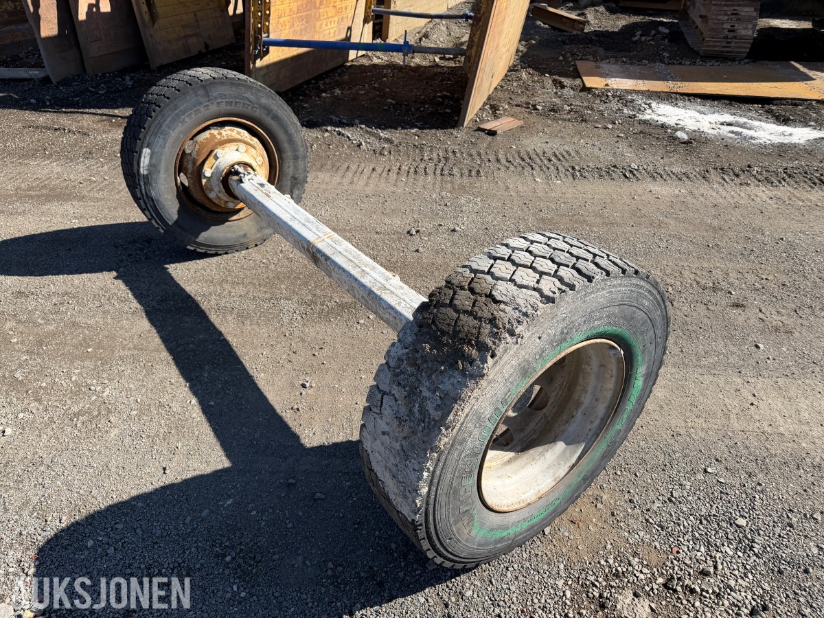 Løs tilhengeraksel med Bridgestone 285/70 R19.5