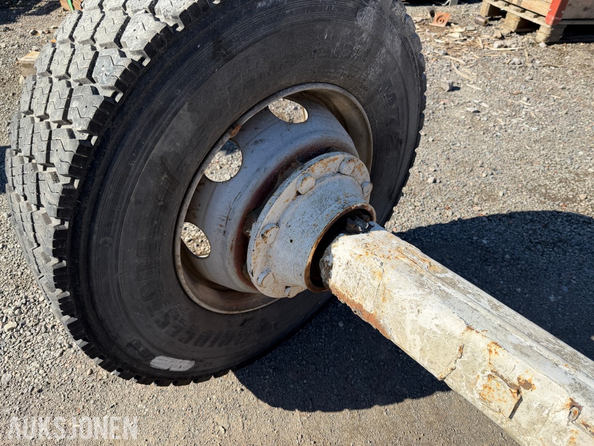 Løs tilhengeraksel med Bridgestone 285/70 R19.5