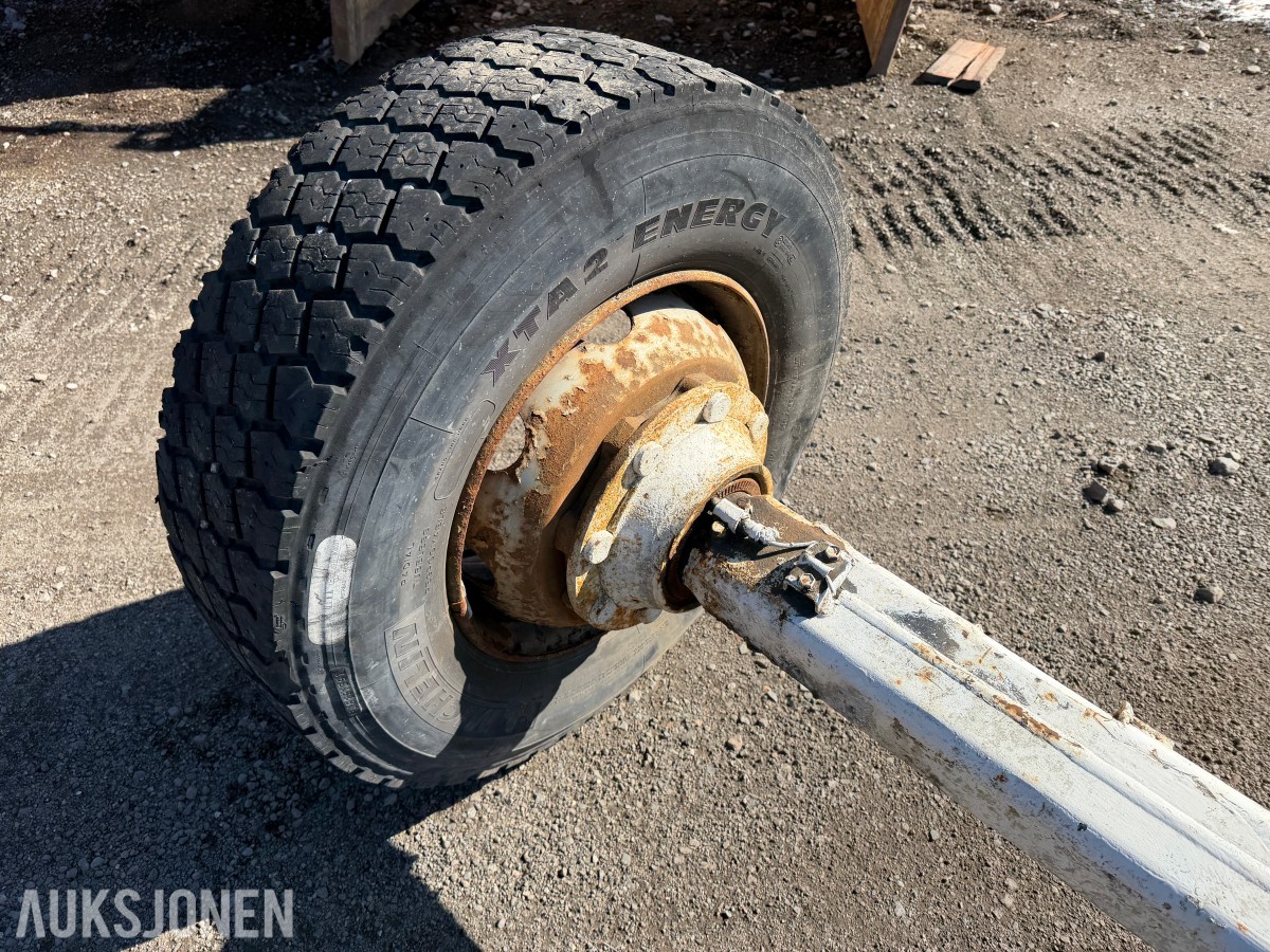 Løs tilhengeraksel med Bridgestone 285/70 R19.5
