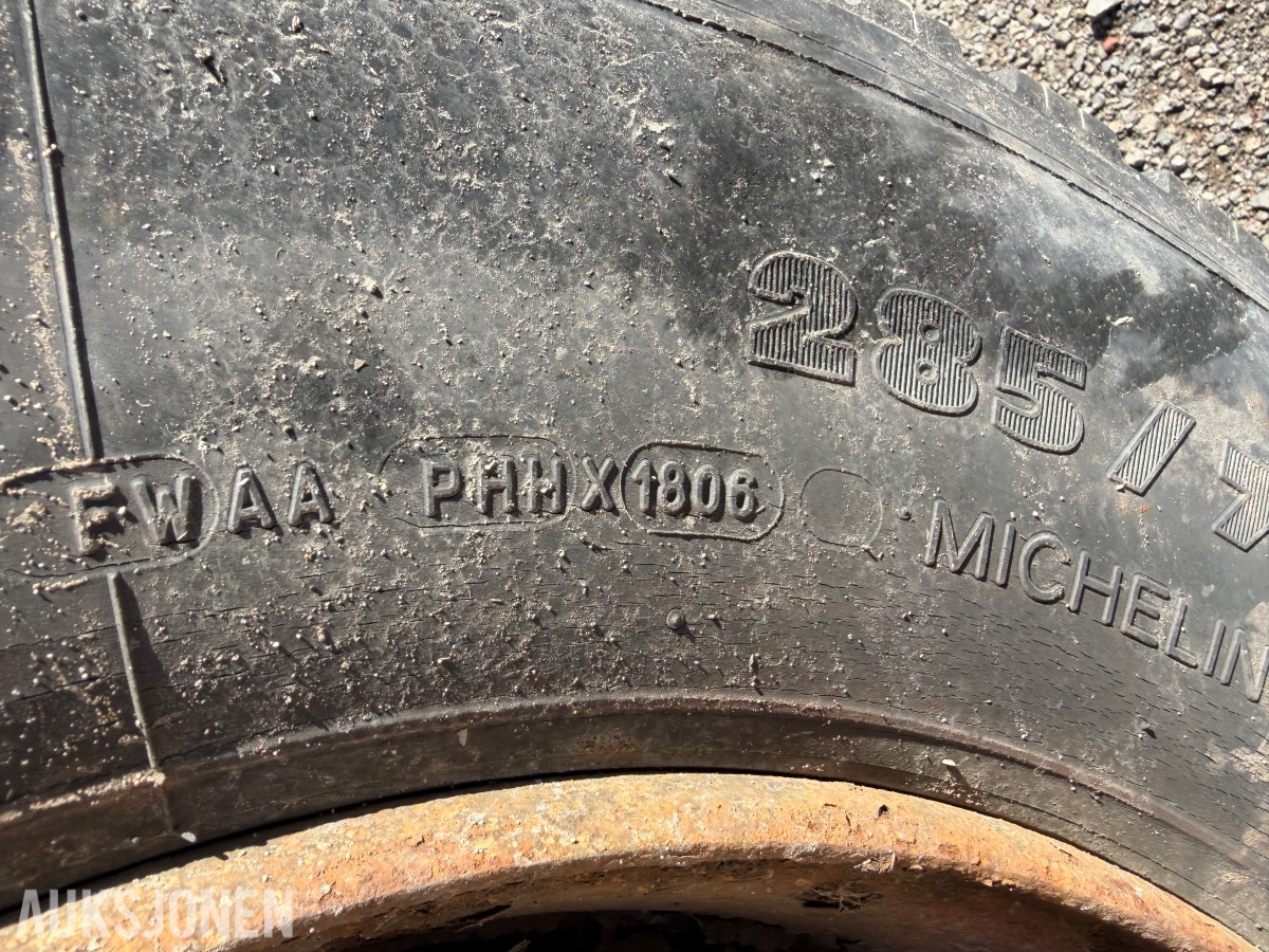 Løs tilhengeraksel med Bridgestone 285/70 R19.5