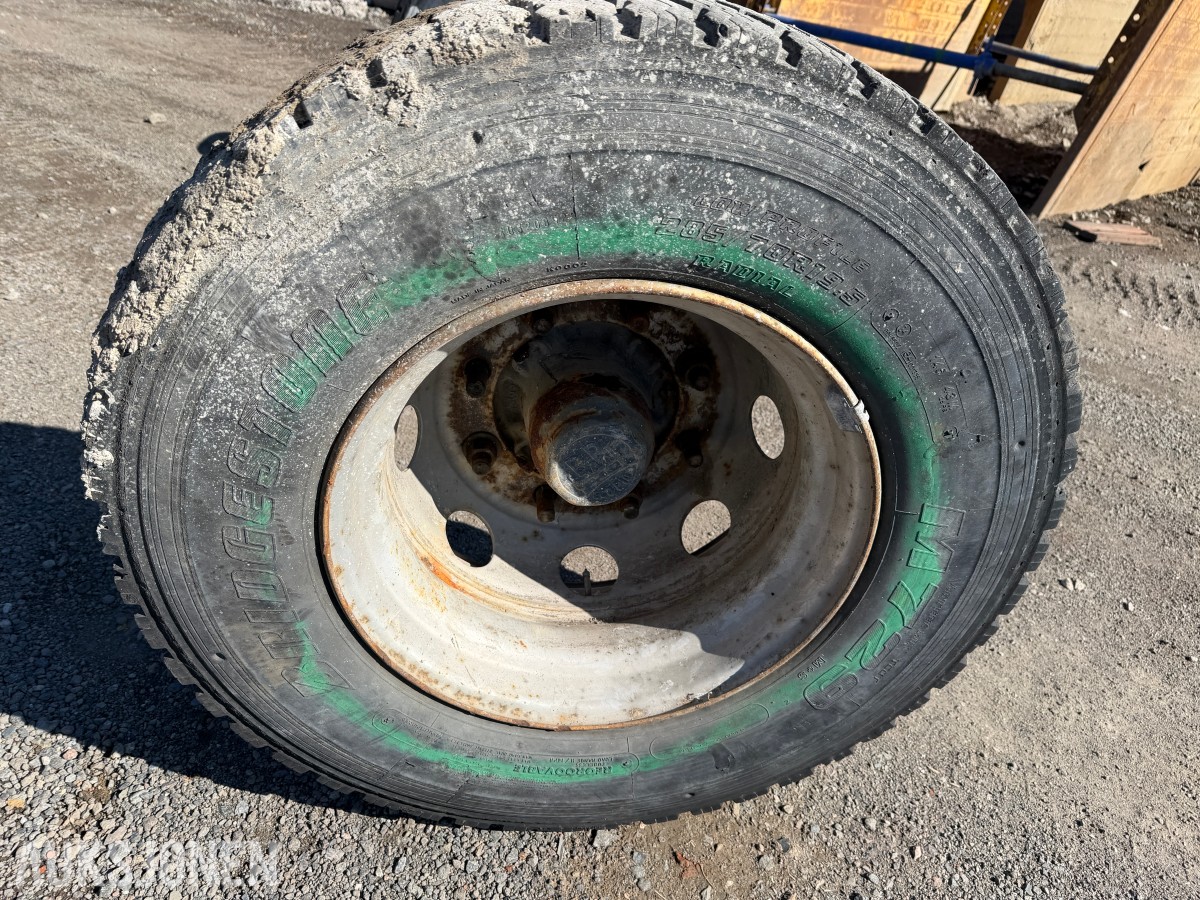 Løs tilhengeraksel med Bridgestone 285/70 R19.5
