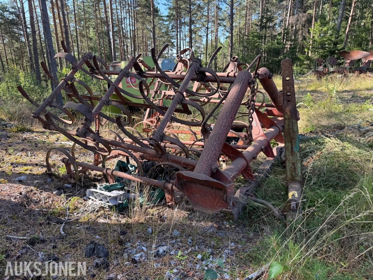 Kverneland kultisvans harv.
