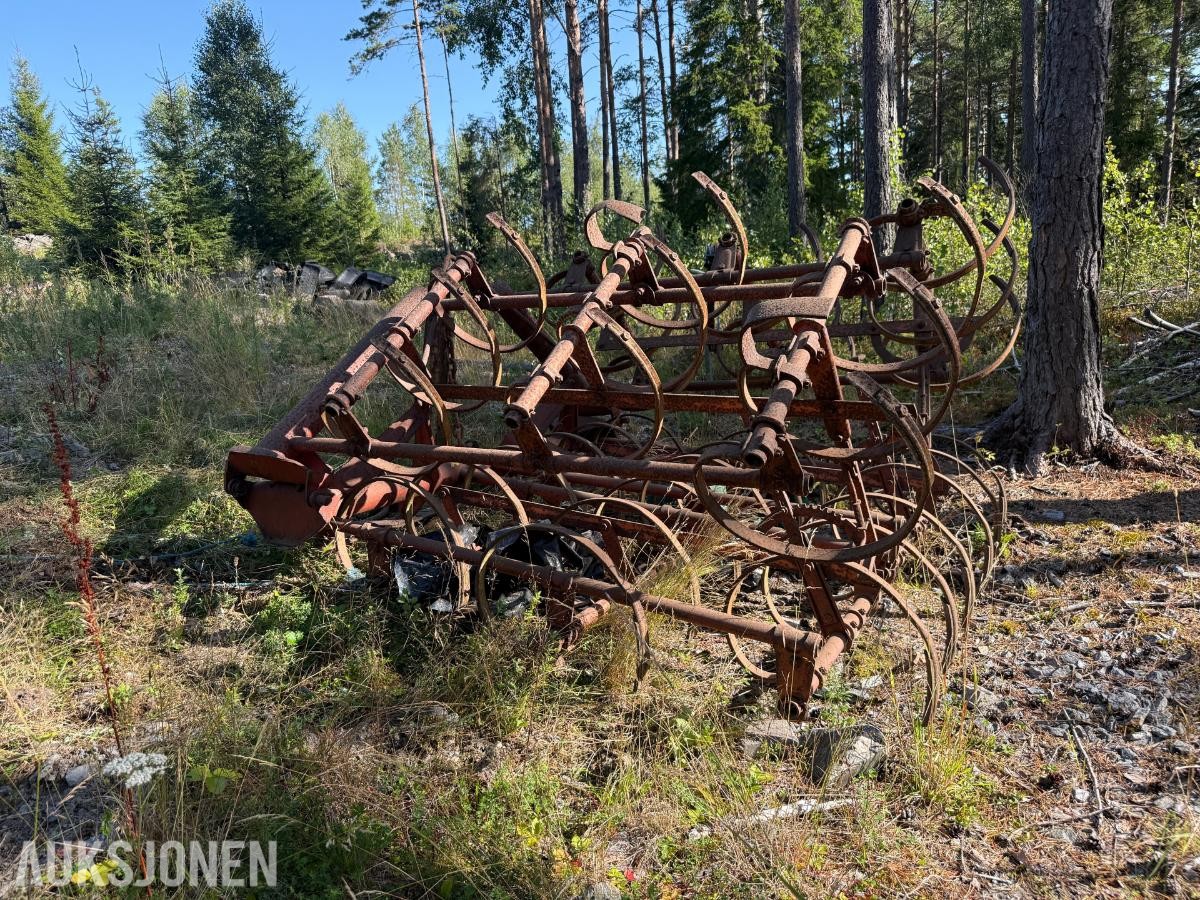 Kverneland kultisvans harv.