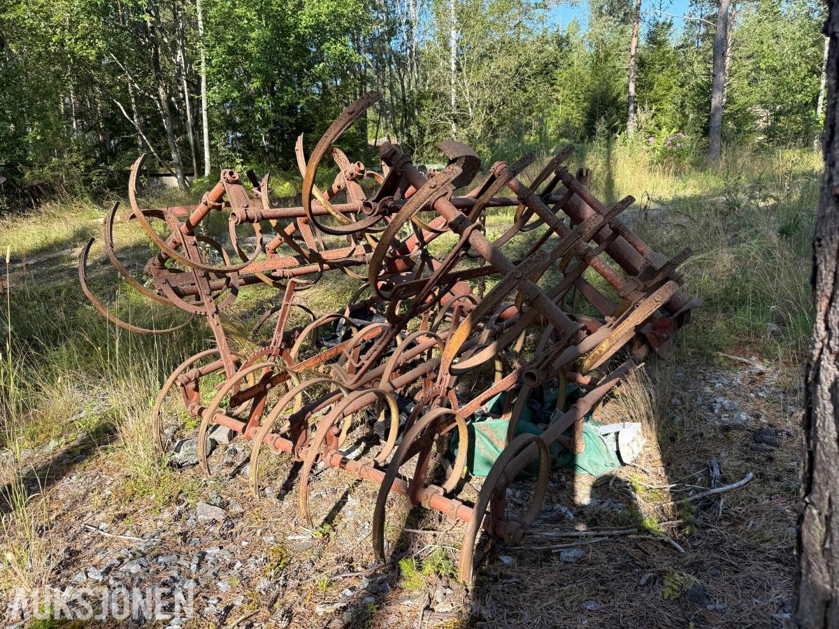 Kverneland kultisvans harv.