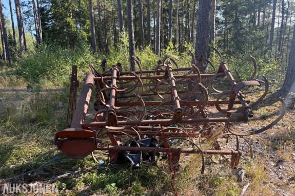 Kverneland kultisvans harv.