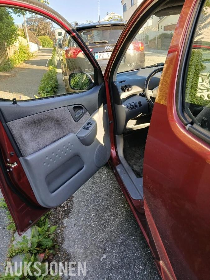 2001 Toyota Yaris Verso 1.3 86hk Automat Hengerfeste S+V dekk