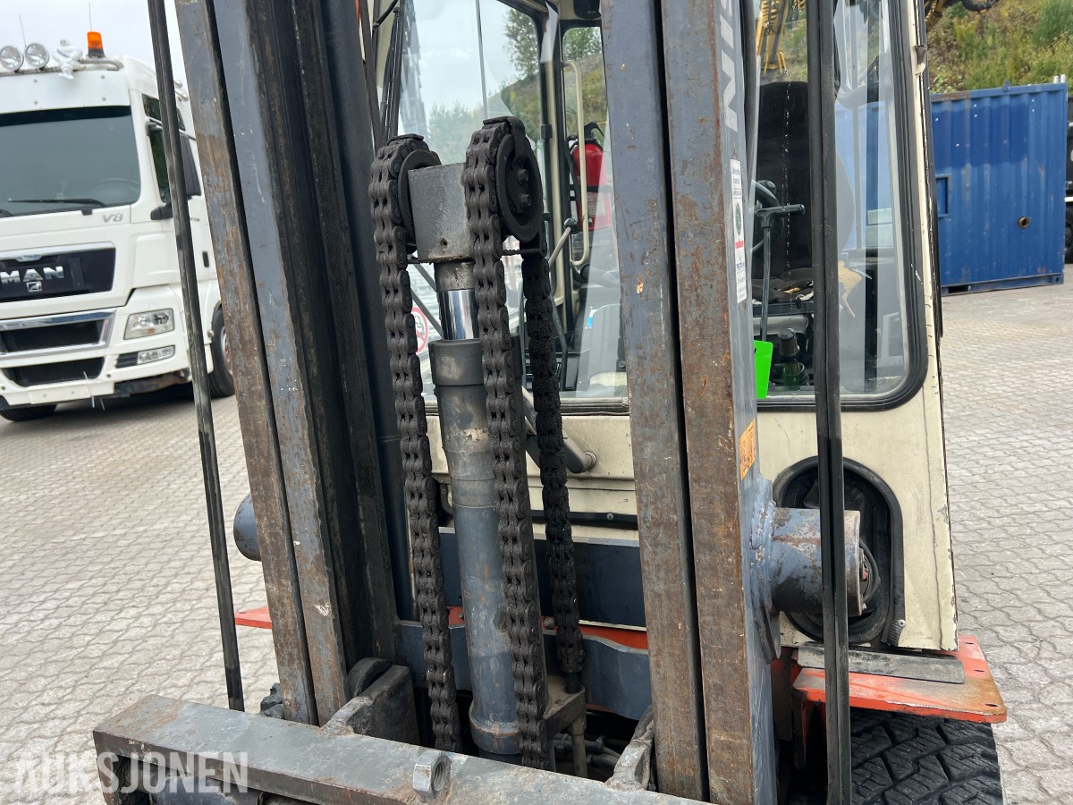 1994 Nissan FGU02A30U gaffeltruck - 3.000 kg - 3,7 m