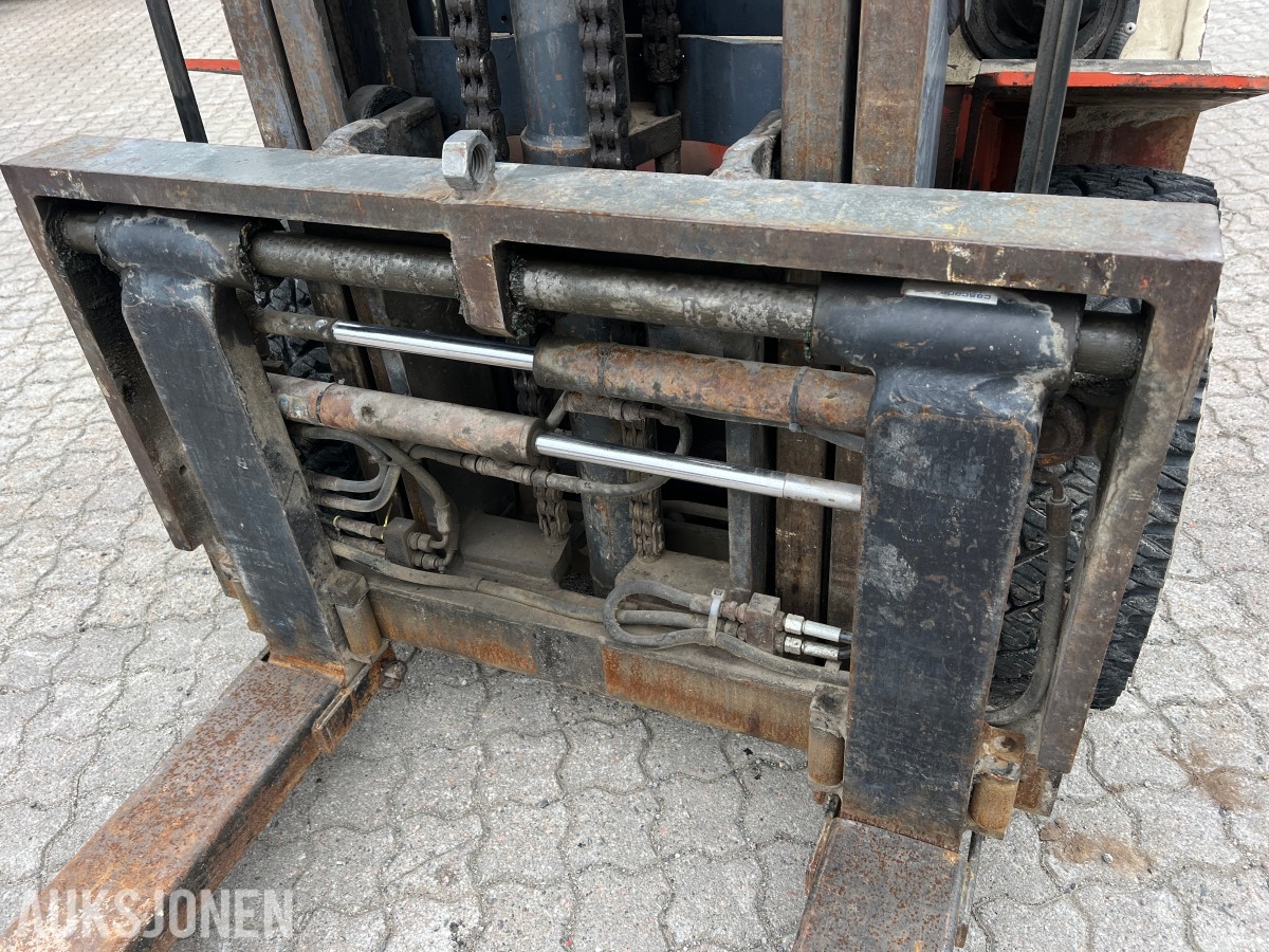 1994 Nissan FGU02A30U gaffeltruck - 3.000 kg - 3,7 m