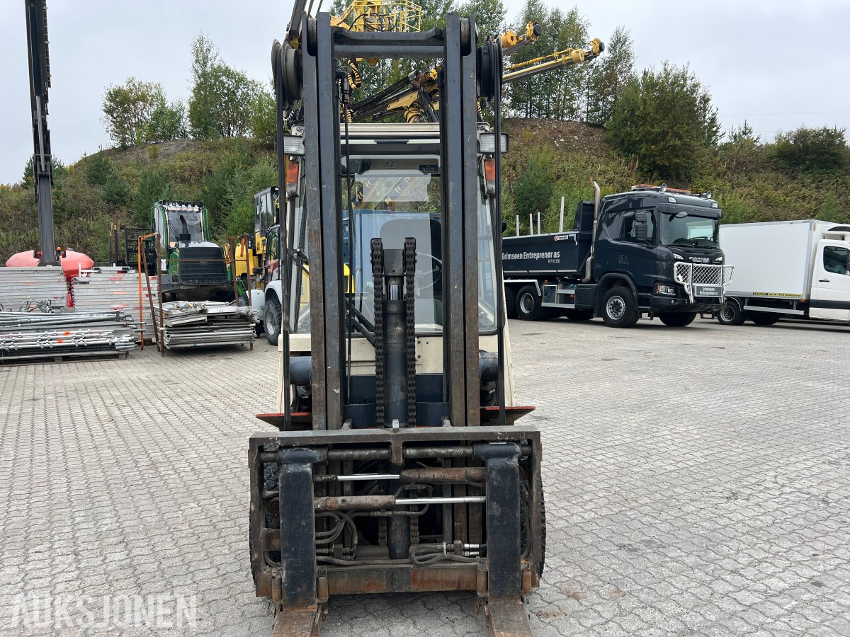 1994 Nissan FGU02A30U gaffeltruck - 3.000 kg - 3,7 m