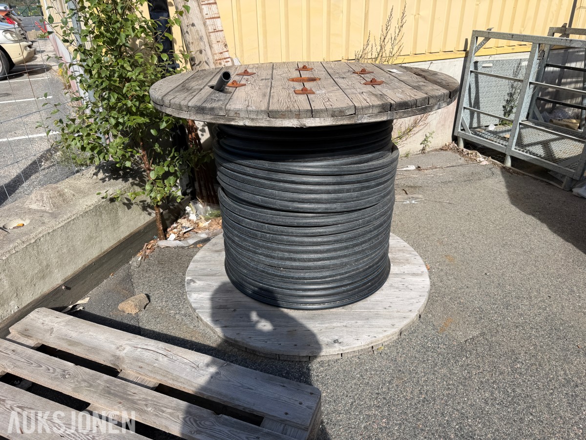 32 MM PE-SLANGE PÅ TROMMEL – BRUKT