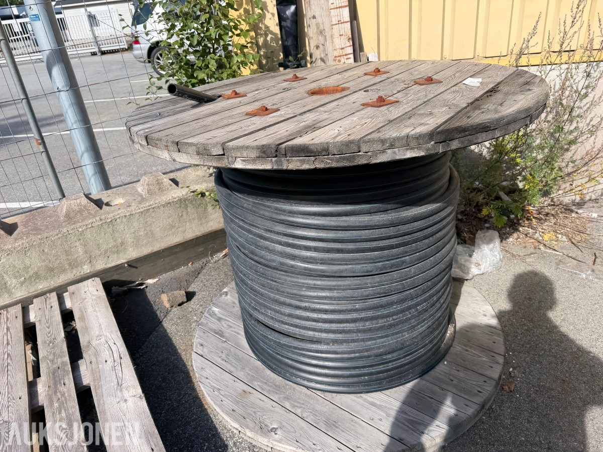 32 MM PE-SLANGE PÅ TROMMEL – BRUKT