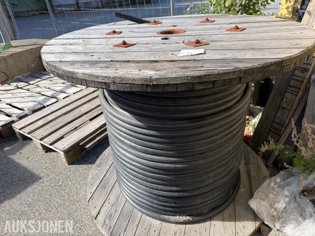 32 MM PE-SLANGE PÅ TROMMEL – BRUKT
