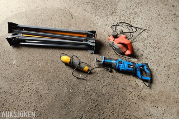 Diverse elektroverktøy og utstyr - Einhell båndsliper BDS 180/2 - Biltema bajonettsag 1200W - Black & Decker elektrisk høvel - sammenleggbare sagbukker