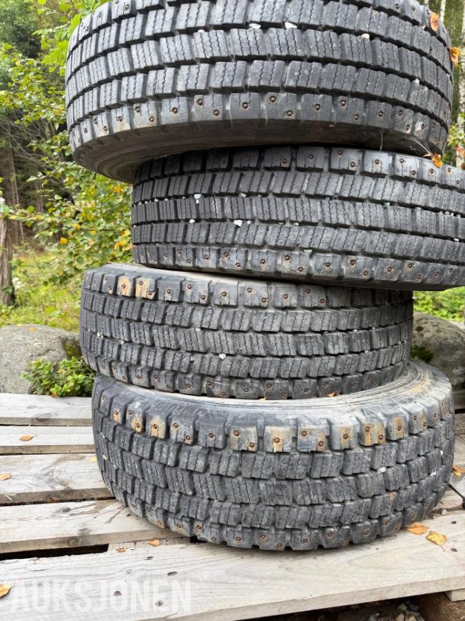Vinterdekk liten lastebil 235/75R17,5