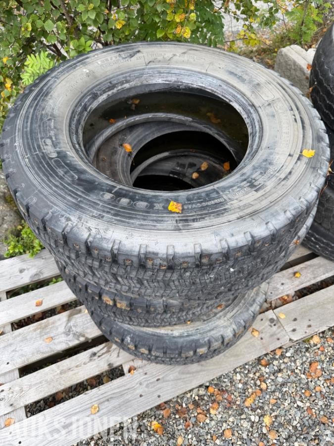 Vinterdekk liten lastebil 235/75R17,5