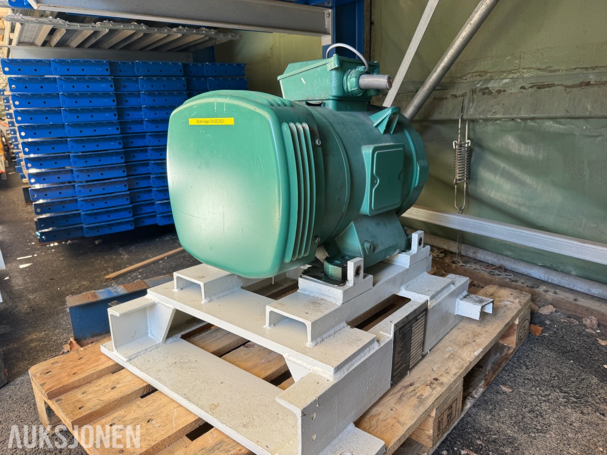 Elektrisk industrimotor på stålfundament