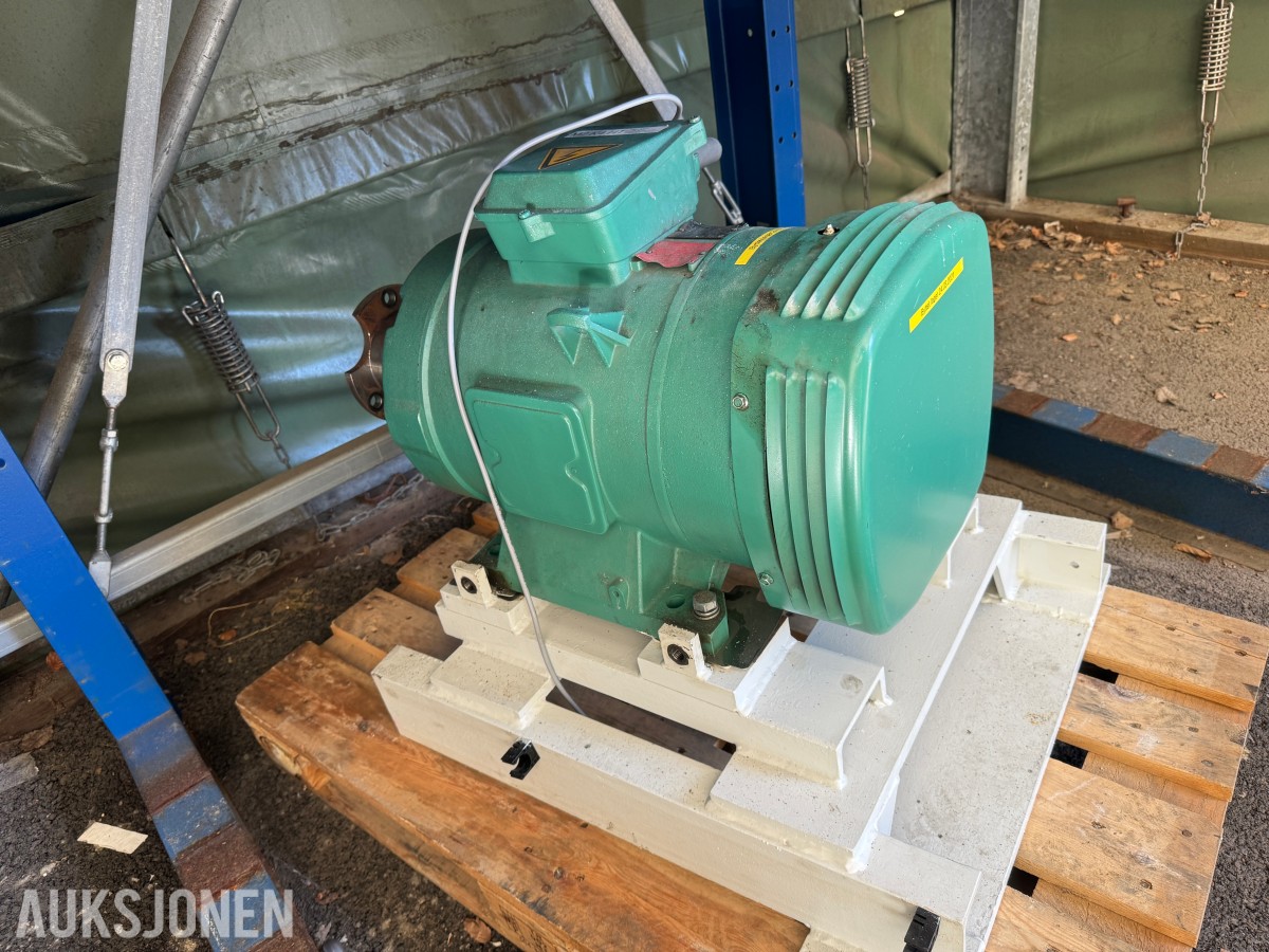 Elektrisk industrimotor på stålfundament
