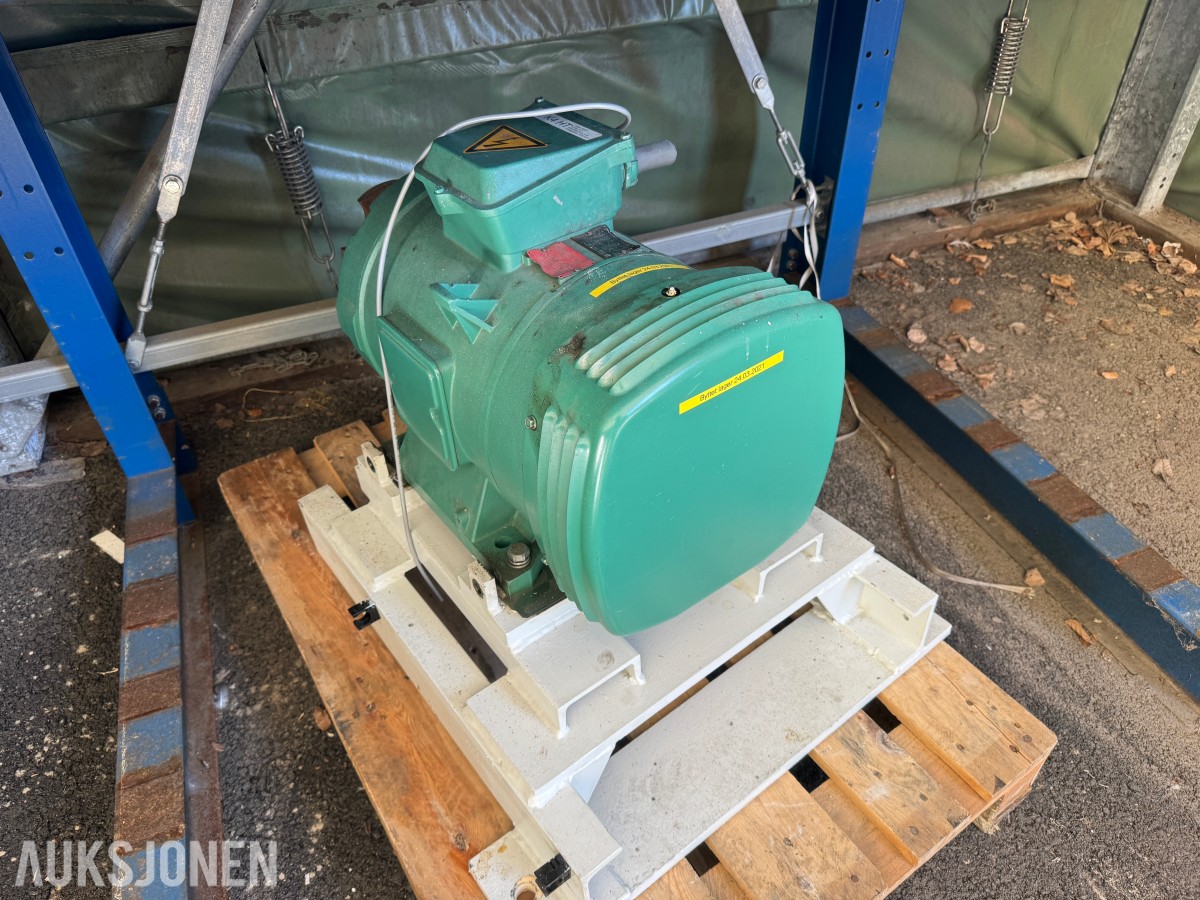Elektrisk industrimotor på stålfundament