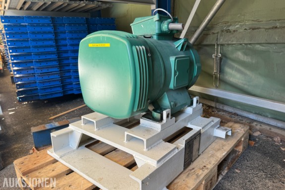 Elektrisk industrimotor på stålfundament