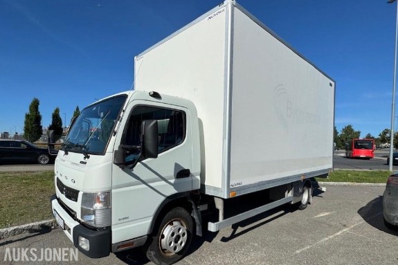 2014 Mitsubishi Fuso Canter skapbil med bakløfter – kun ca. 59.000 km
