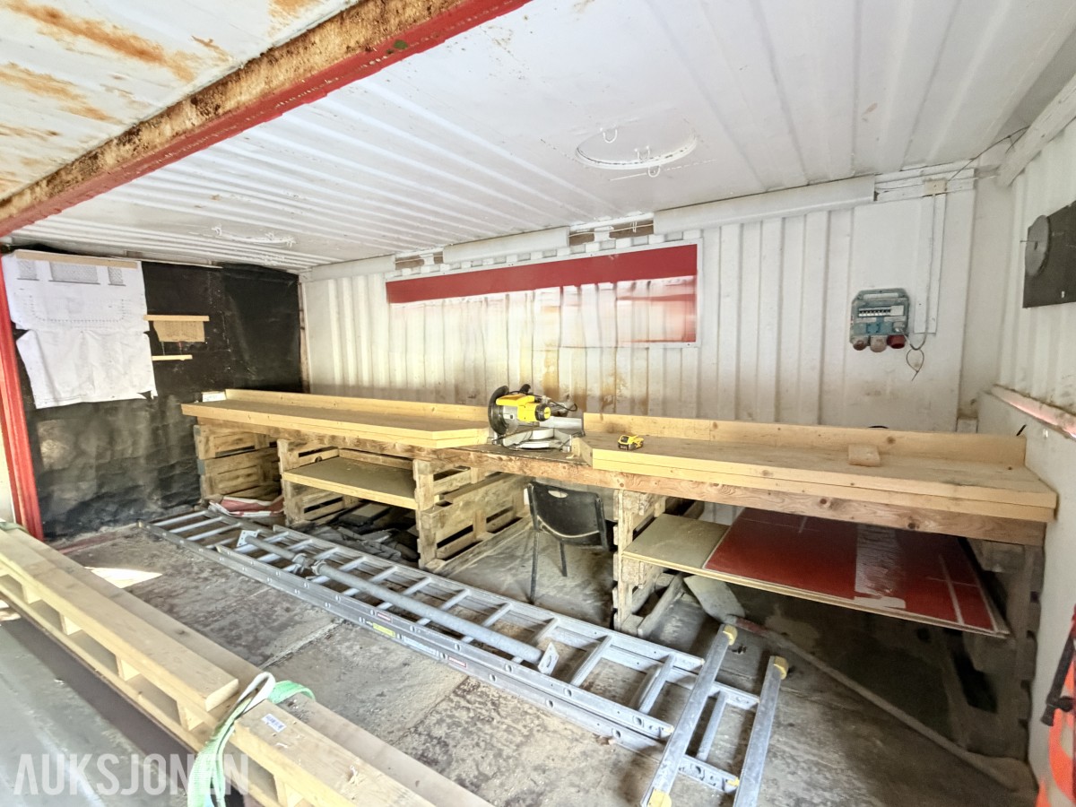 SAGCONTAINER MED DEWALT KAPP-/GJÆRSAG OG SPONAVSUG