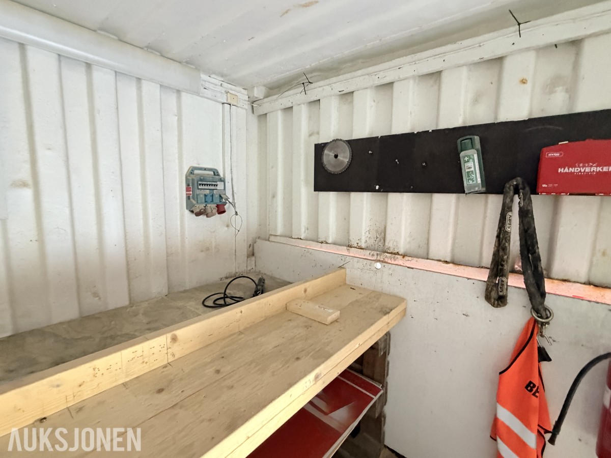 SAGCONTAINER MED DEWALT KAPP-/GJÆRSAG OG SPONAVSUG
