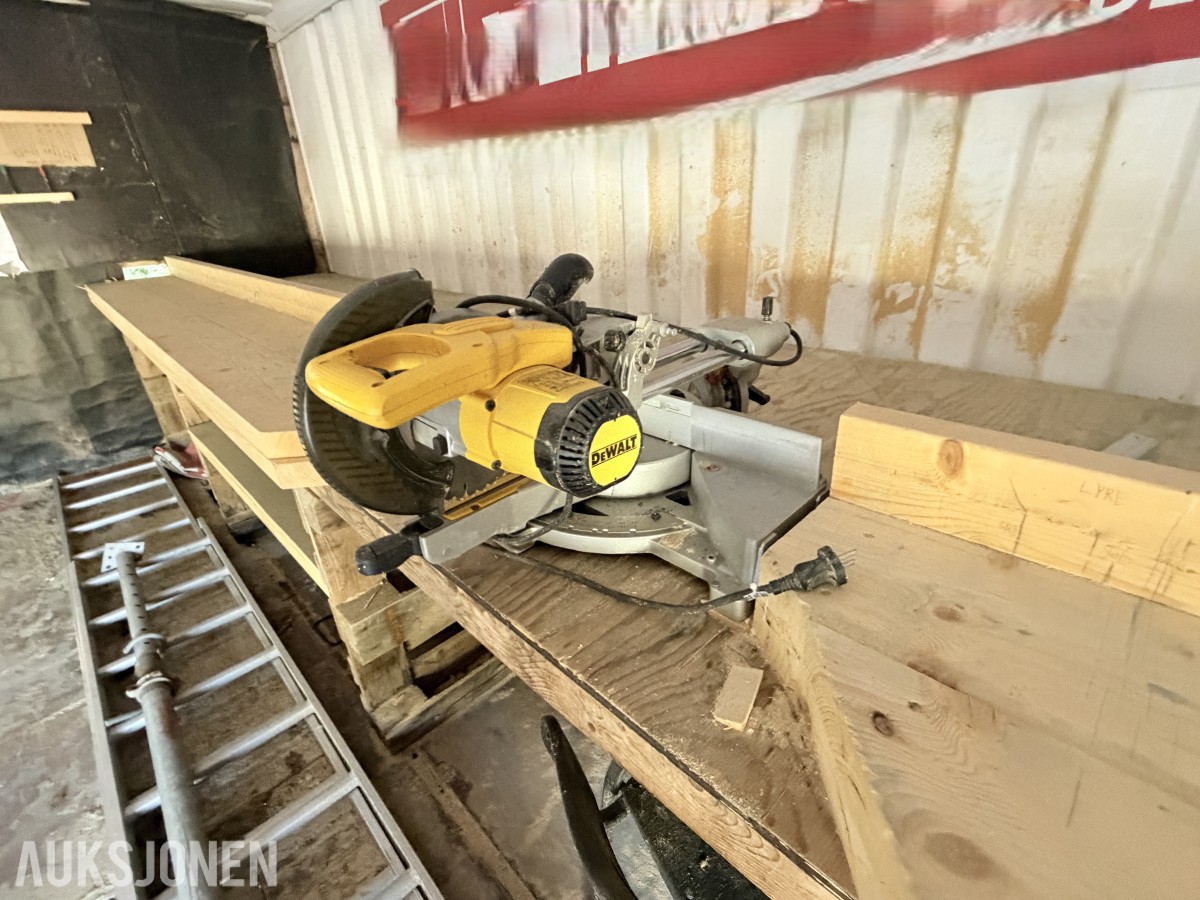 SAGCONTAINER MED DEWALT KAPP-/GJÆRSAG OG SPONAVSUG