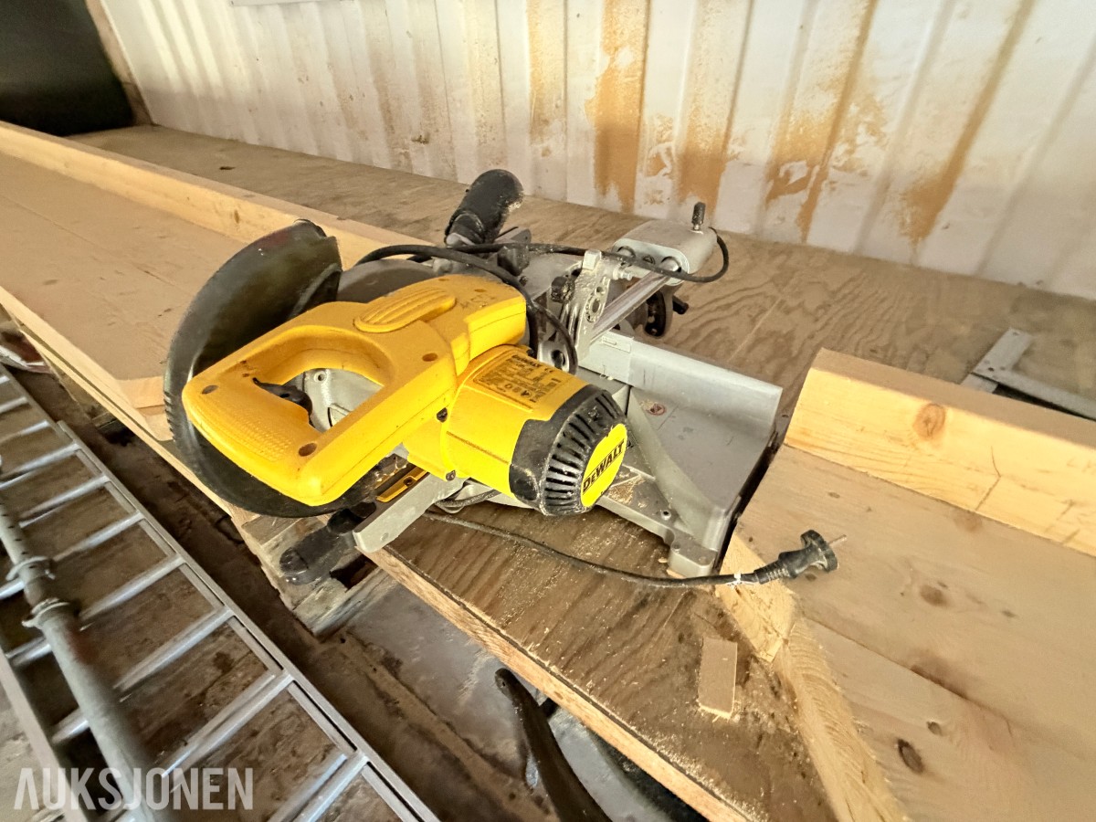 SAGCONTAINER MED DEWALT KAPP-/GJÆRSAG OG SPONAVSUG
