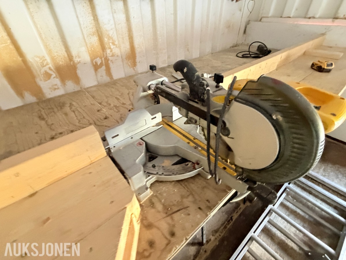 SAGCONTAINER MED DEWALT KAPP-/GJÆRSAG OG SPONAVSUG