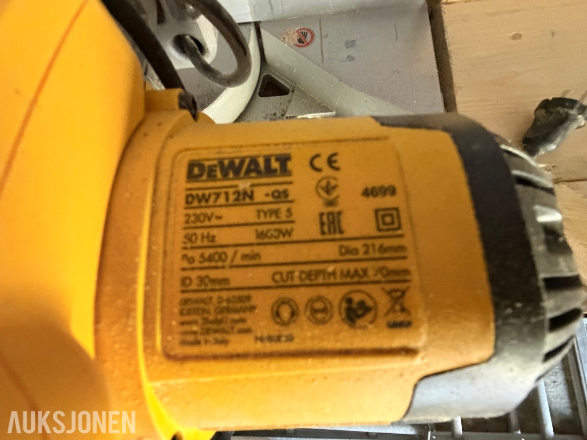SAGCONTAINER MED DEWALT KAPP-/GJÆRSAG OG SPONAVSUG