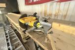 SAGCONTAINER MED DEWALT KAPP-/GJÆRSAG OG SPONAVSUG