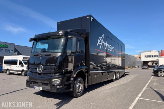 2026 Mercedes-Benz Actros 2540 6x2 – kun 2 909 km – Tijhof lukket biltransporter – 4T lift / hydraulisk 2. etasje