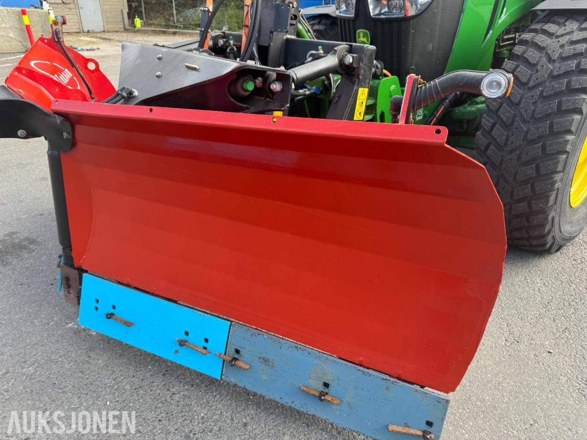 2018 John Deere 5125R Traktor - Tokvam frontplog - Schmidt Traxos CR35 Spreder - Timer: 3500