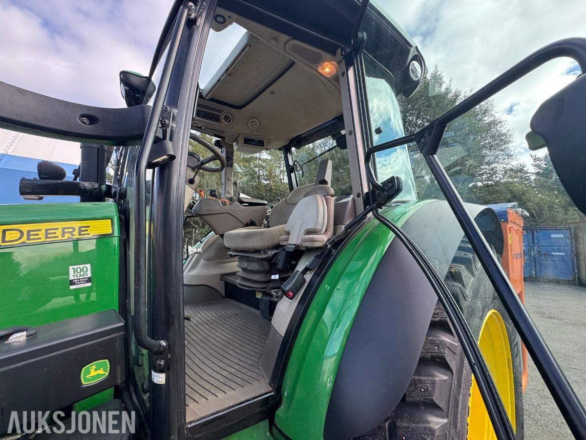 2018 John Deere 5125R Traktor - Tokvam frontplog - Schmidt Traxos CR35 Spreder - Timer: 3500