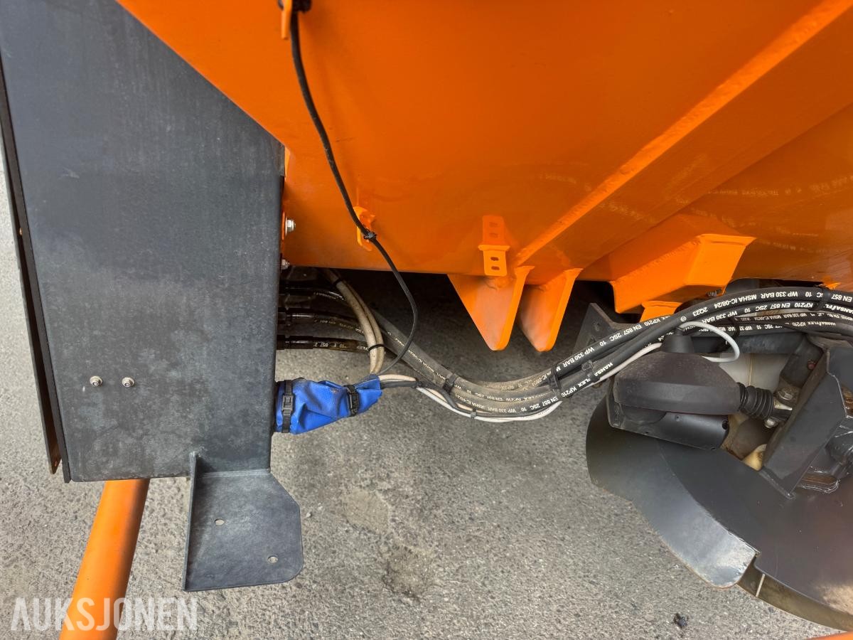 2018 John Deere 5125R Traktor - Tokvam frontplog - Schmidt Traxos CR35 Spreder - Timer: 3500
