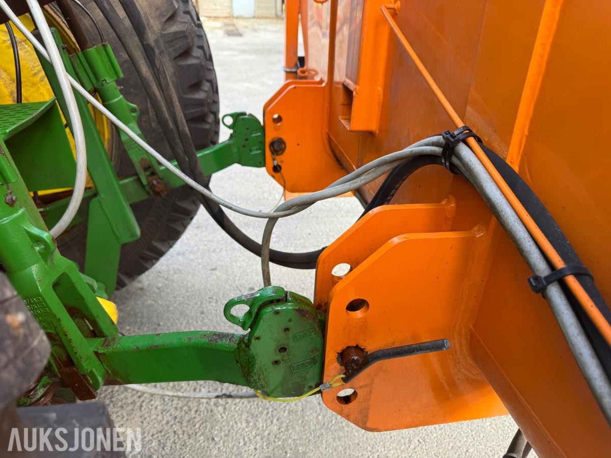 2018 John Deere 5125R Traktor - Tokvam frontplog - Schmidt Traxos CR35 Spreder - Timer: 3500