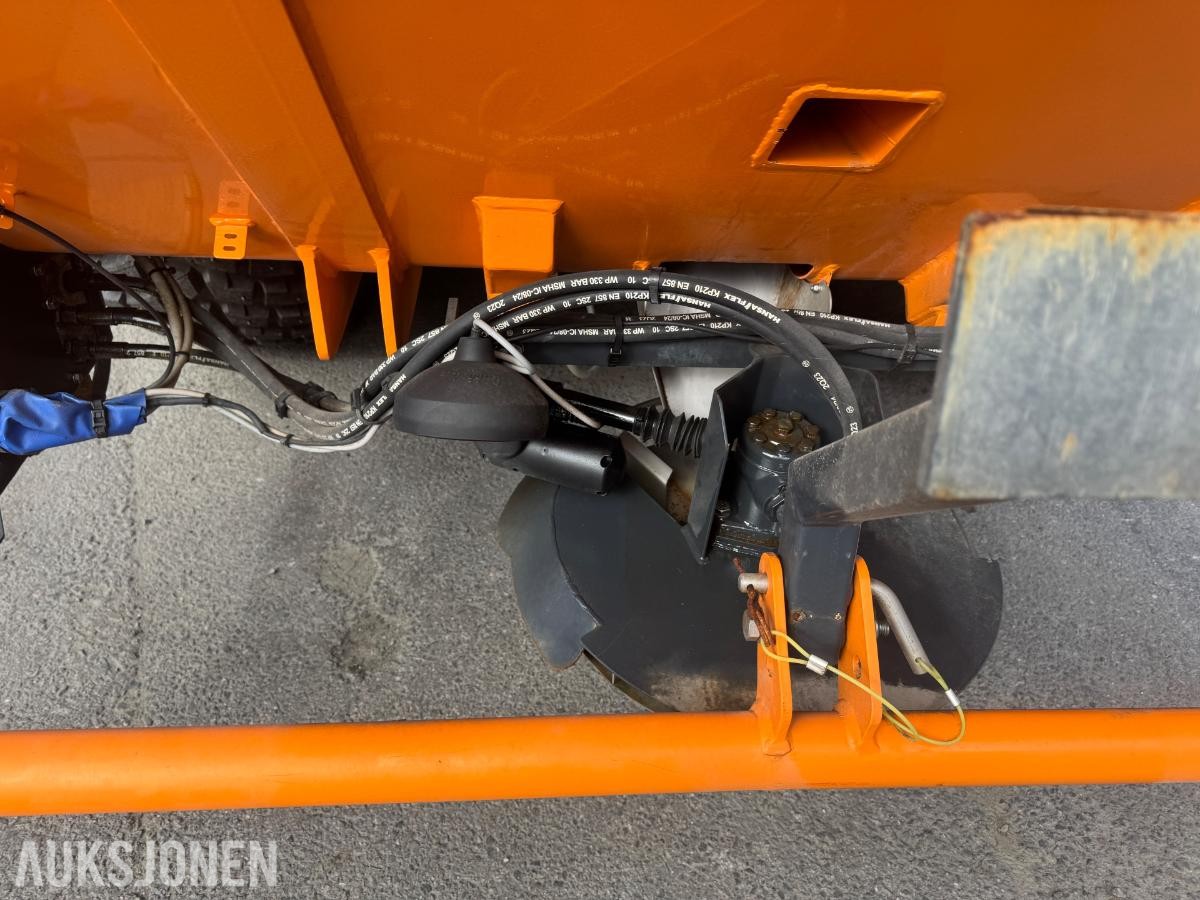 2018 John Deere 5125R Traktor - Tokvam frontplog - Schmidt Traxos CR35 Spreder - Timer: 3500