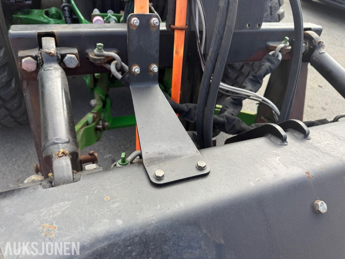 2018 John Deere 5125R Traktor - Tokvam frontplog - Schmidt Traxos CR35 Spreder - Timer: 3500